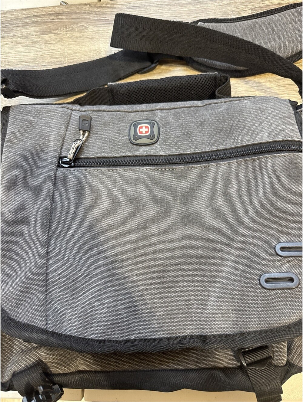 SwissGear Zinc DSLR Camera Messenger Bag in NWOT 17” L 12.5” T 6” D